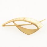 An abstract 9 carat yellow gold brooch, 4.2gms.