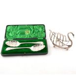 A pair of cased silver-plated berry spoons, a novelty toast rack formed as a swan