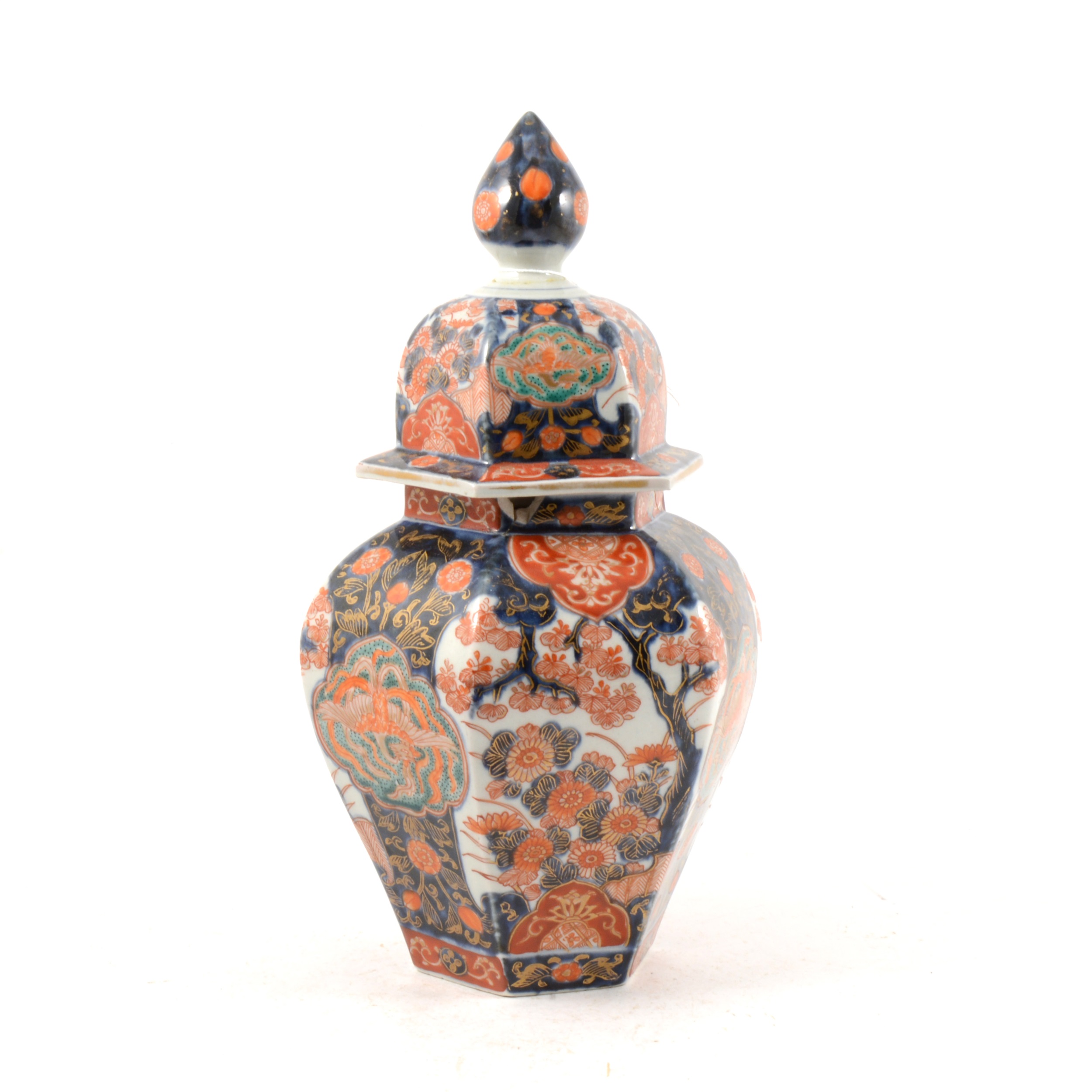 An Imari covered vase, ...