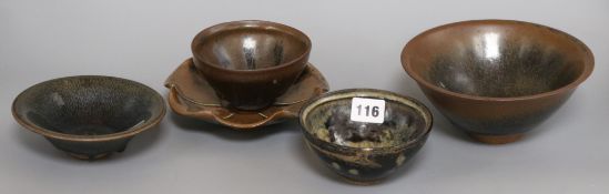 Four Chinese bowls and one stand diameter 18.5cm