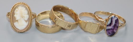 A 9ct gold wedding band and four other rings, including a 9ct gold gypsy-set ring (a.f.), a 9ct gold