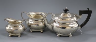 An Edwardian silver three piece tea set, London, 1907, gross 20.5 oz.