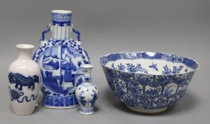 A blue and white Chinese moonflask vase, 18th/19th century, bowl and two vases H.19.5cm