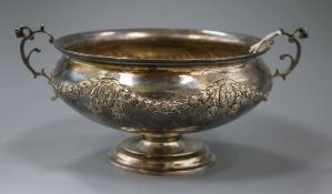An Edwardian repousse silver two handled rose bowl, London, 1905, 24.5cm over handles, 13.5 oz.