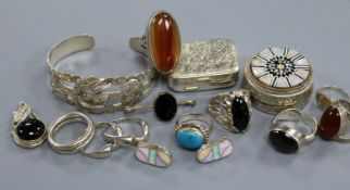 A quantity of mixed silver jewellery.