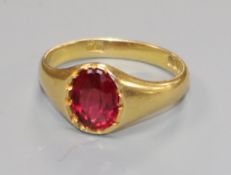 An early 20th century 18ct gold and red doublet ring, size J.