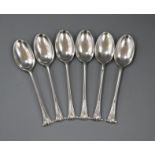 A set of six Edwardian Onslow pattern teaspoons by William Hutton & Sons, London, 1909, 78 grams.