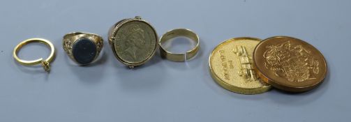 Three 9ct gold rings, one signet, with pierced shoulders and one inset 1988 pound coin, one 9ct