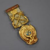 A cased Edwardian 18ct gold and enamel masonic jewel, 12.3cm.