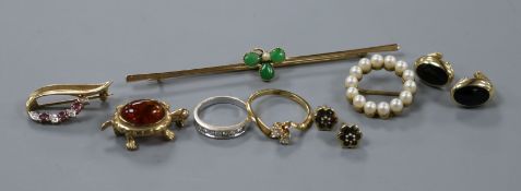 An 18ct gold and two stone diamond crossover ring and other mixed jewellery including bar brooch