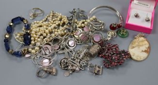 Mixed jewellery including silver and costume.