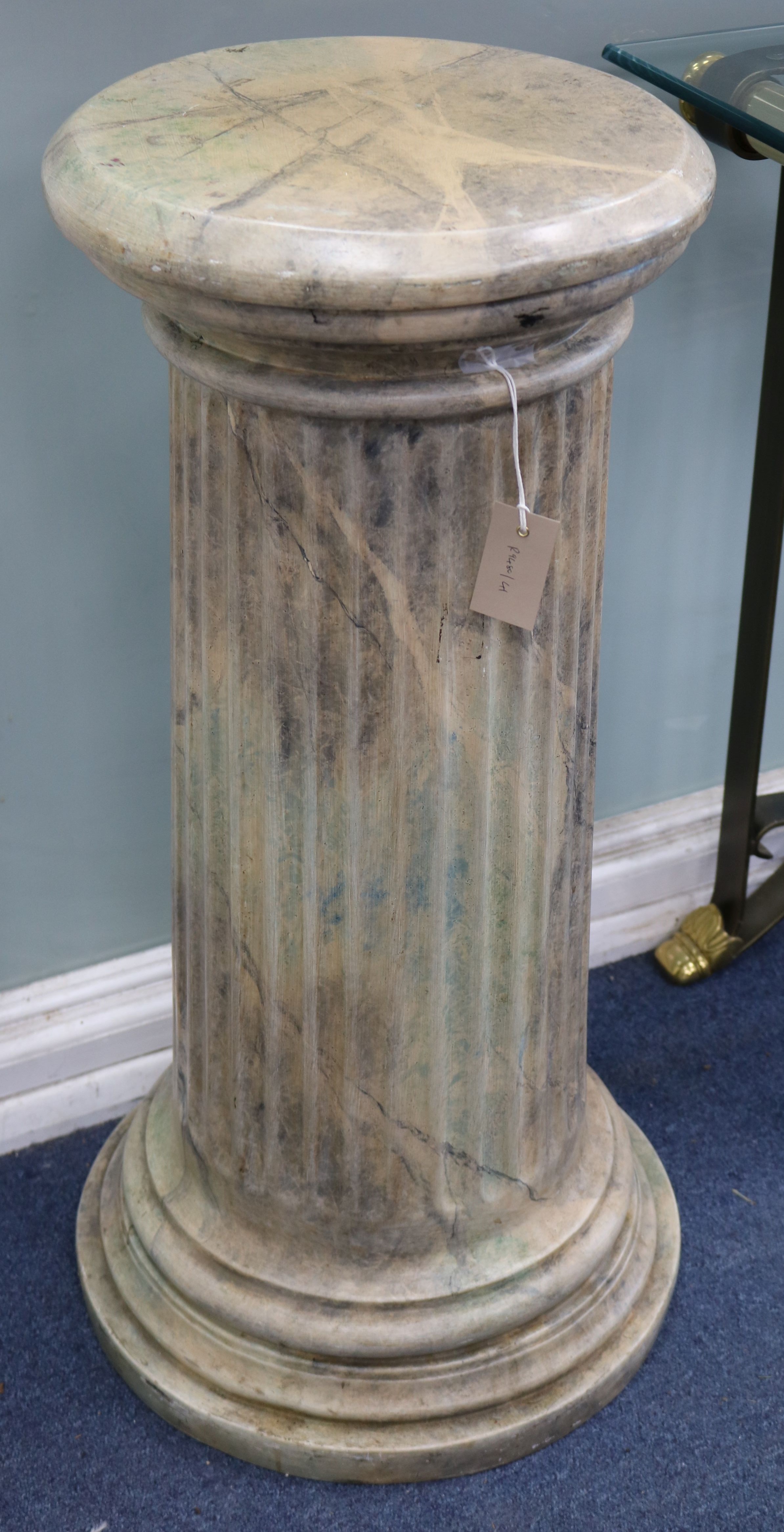 A faux display column W.40cm