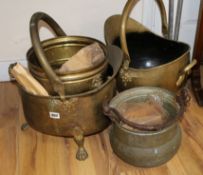 A quantity of assorted metalware