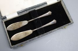 A cased pair of George V silver butter knives, Sheffield, 1959.
