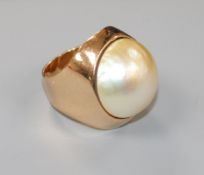 A yellow metal and mabe pearl set dress ring, size F.