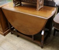 A 1920's mahogany gateleg table W.105cm