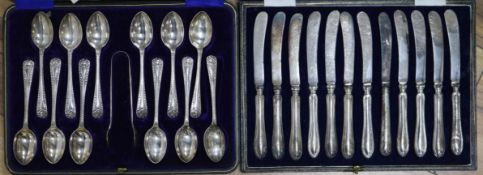 A cased set of twelve George V silver teaspoons and tongs and a cased set of tea knives.