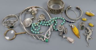 A small group of assorted jewellery including Victorian silver locket, Mexican 925 sterling and