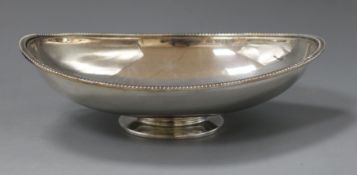 A continental 800 white metal oval pedestal dish, 18.6cm.