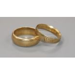 Two 18ct gold wedding bands.