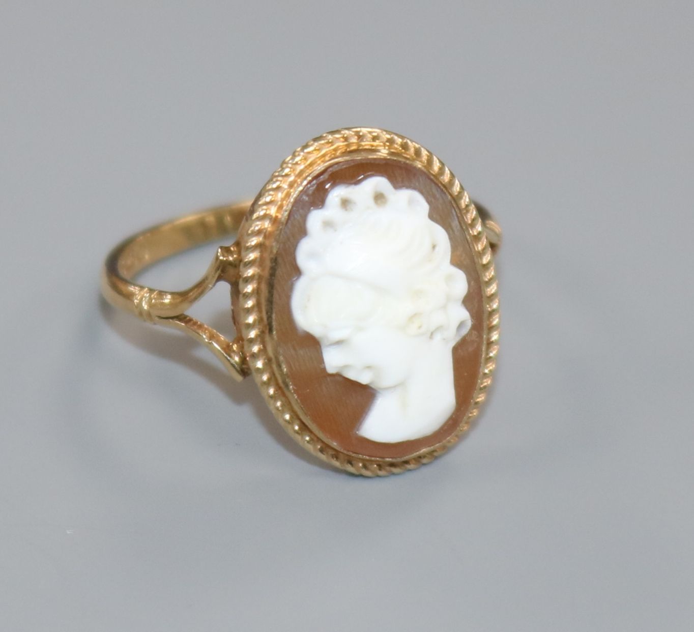 A 9ct gold and oval cameo ring, size M/N.