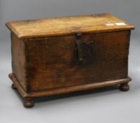 An oak casket, height 29cm width 48cm