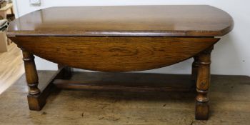 An oak drop leaf oval coffee table W.116cm