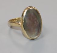 An oval mother of pearl and 9ct yellow gold dress ring, size Q