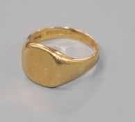 An 18ct gold gentleman's signet ring, size V.