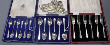 Four sets of silver tea and coffee spoons and two sets of cake forks (some cased)