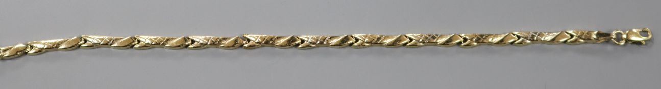 A modern 14k gold bracelet, 18.3cm.