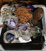 A quantity of assorted costume jewellery.