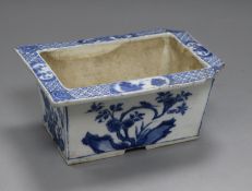 A Chinese Kangxi period blue and white jardiniere length 21cm
