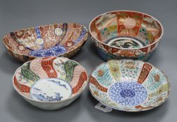 Four Imari porcelain dishes Largest 26cm diameter, 10cm high