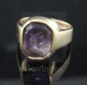 A late Victorian 15ct gold and octagonal amethyst intaglio ring, carved with the bust of a black man