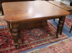 A late Victorian oak extending dining table, W.137cm (without leaves)