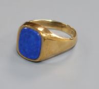 A 9ct. gold and lapis lazuli signet ring, size S.