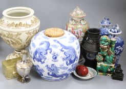 A quantity of Chinese and other porcelain