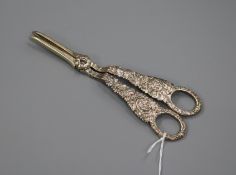 A pair of early Victorian silver grape shears, by Reily & Storer, London, 1838, 17.5cm.