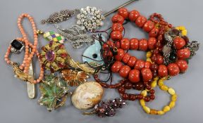 Mixed jewellery including costume, an amber necklace and a carved cameo shell.