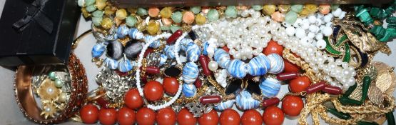 A quantity of mixed costume jewellery.