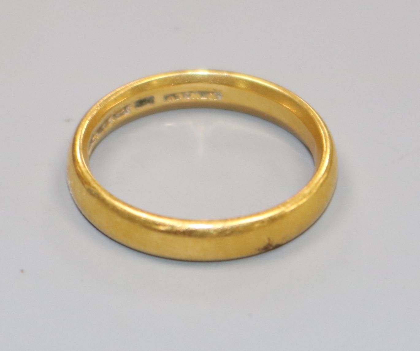 A 22ct gold wedding band.