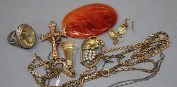 A 9ct gold ropetwist bracelet (a.f.), a 9ct gold cross pendant and other mixed jewellery.