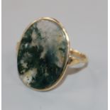 A 9ct gold and moss agate oval ring, size F.