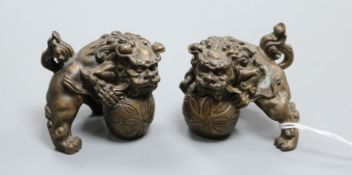 A pair of Chinese bronze temple dogs height 5cm