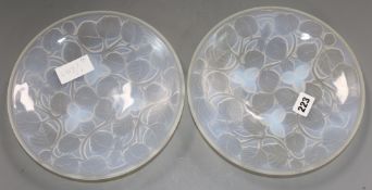 A pair of French Arrers opalescent glass dishes, c.1930 diameter 24cm