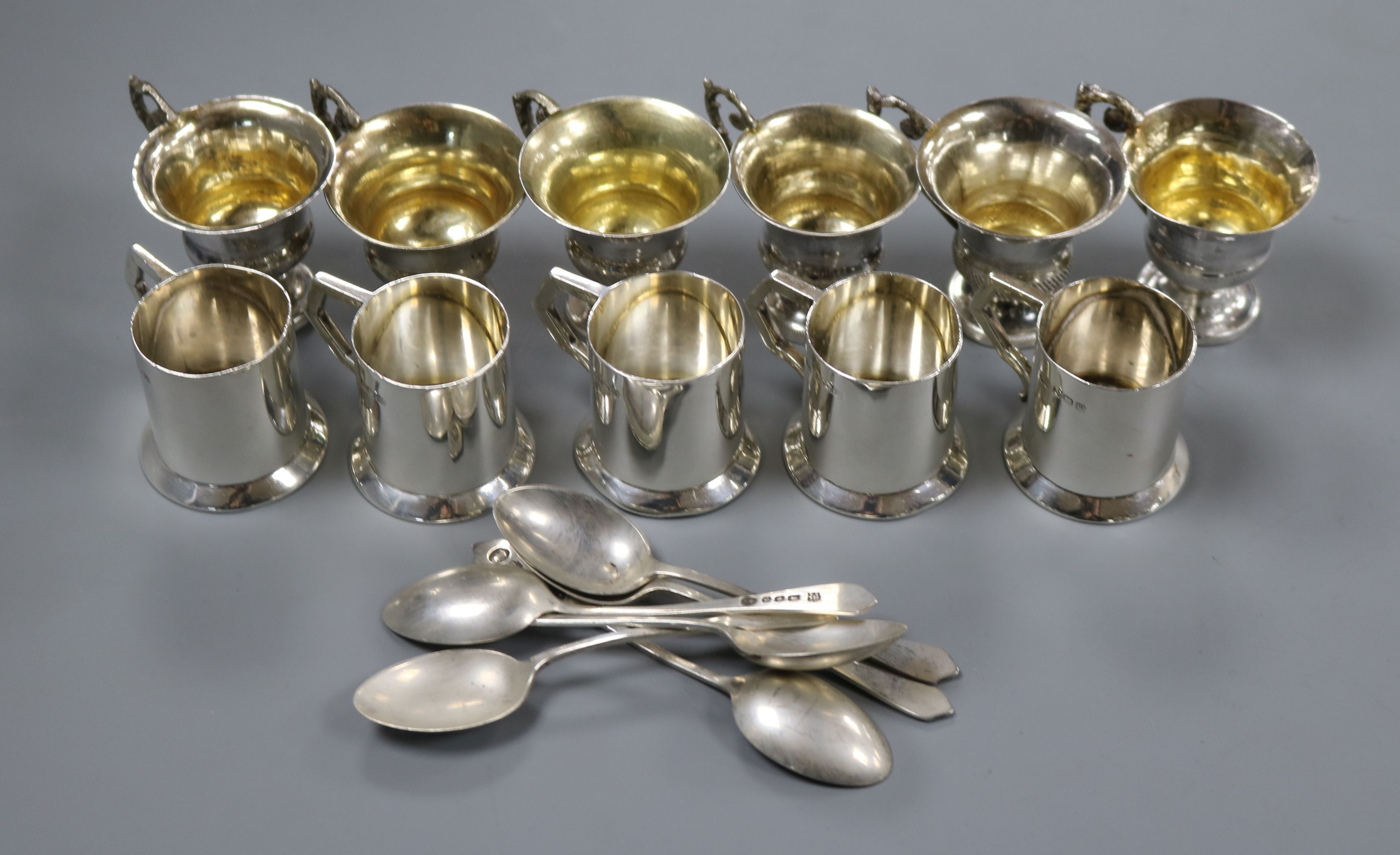 A set of five Edwardian miniature mugs, Deakin & Francis, Birmingham, 1911, a set of six silver