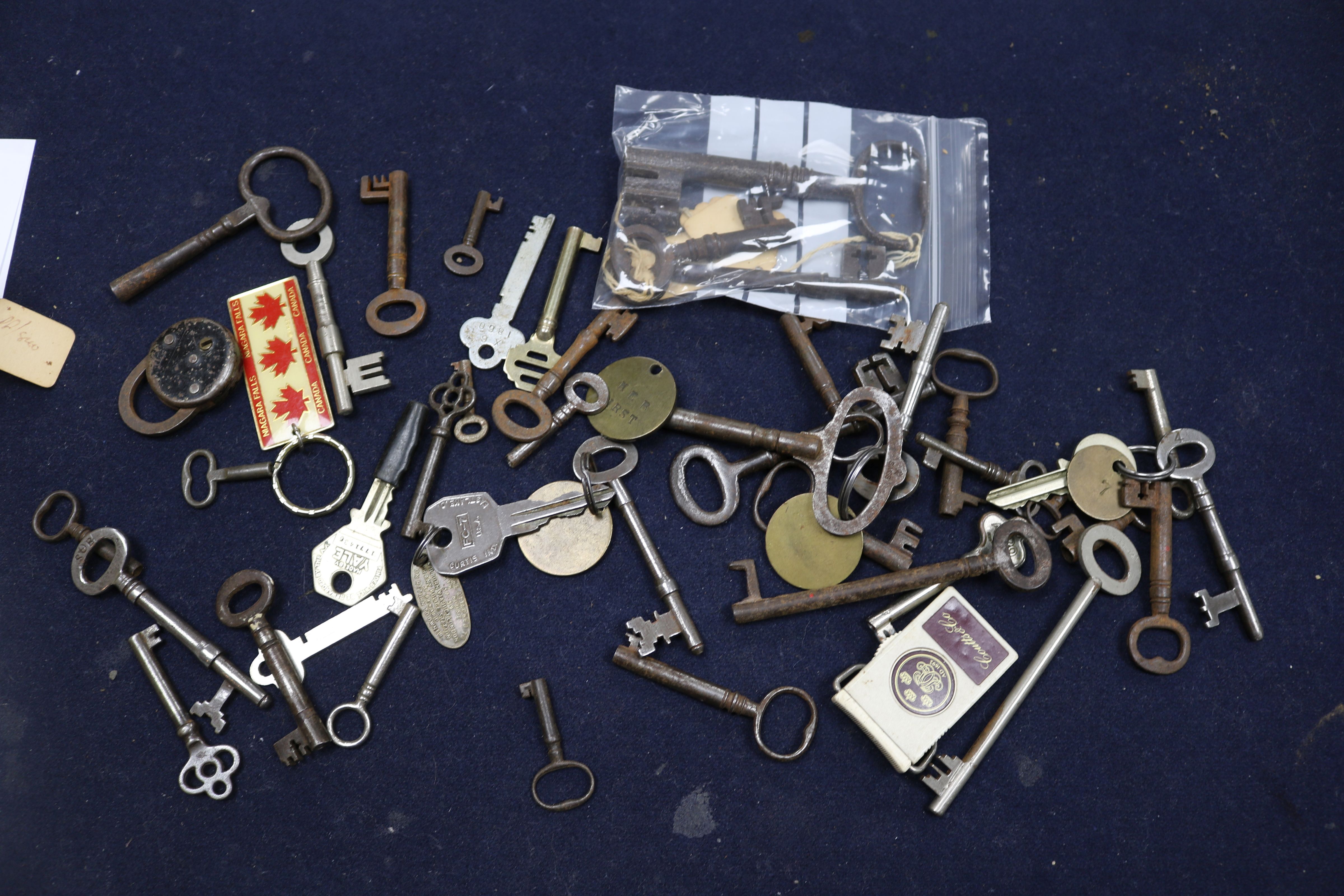 A box of 18th/20th century keys from interesting old buildings including the key to a bible box at - Image 4 of 5