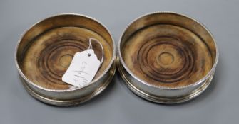 A pair of modern silver wine coasters, A Chick & Sons, London, 1971, 12.7cm dia.
