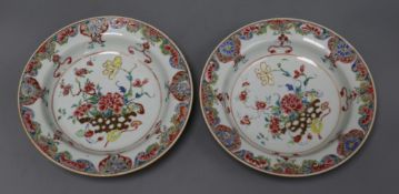 A pair of Chinese export famille rose soup plates, Qianlong period diameter 22cm